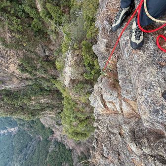 地蔵岳山頂から下を見てみたら、足が震える程の高度感💦