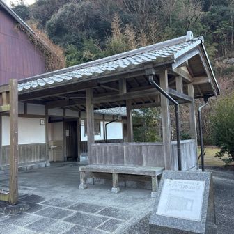 木戸門跡広場のトイレ
この先に登山口