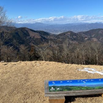 眺望は良い。両神山方面。天気がよければ赤岳や浅間山も見えるとのこと