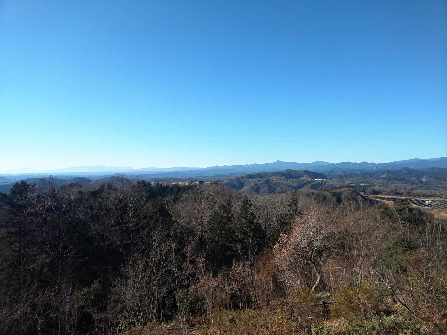 丹沢から奥多摩の山々も一望できます👍