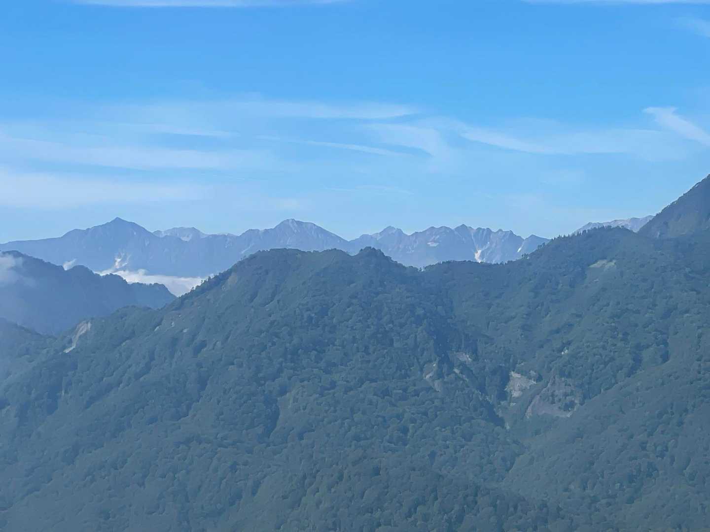北アルプスの並びにあるギザギザしたの（右のやつ）なんだろう〜
歩きたくない〜🤣