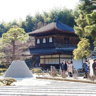 長享３年(1489)建立の国宝、銀閣・観音殿。
足利義政により、一層は心空殿（シンクウデン）、二層は潮音閣（チョウオンカク）と命名されているとのことです。
