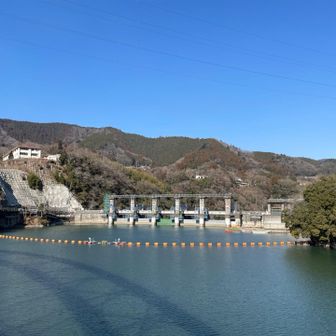 相模ダム 1947年完成 高さ58.4m
現在 管理設備更新工事中🚧
残念！ ダムの上を走る道も通行止⛔️
相模湖大橋を渡って公園に行ってみよう🚶