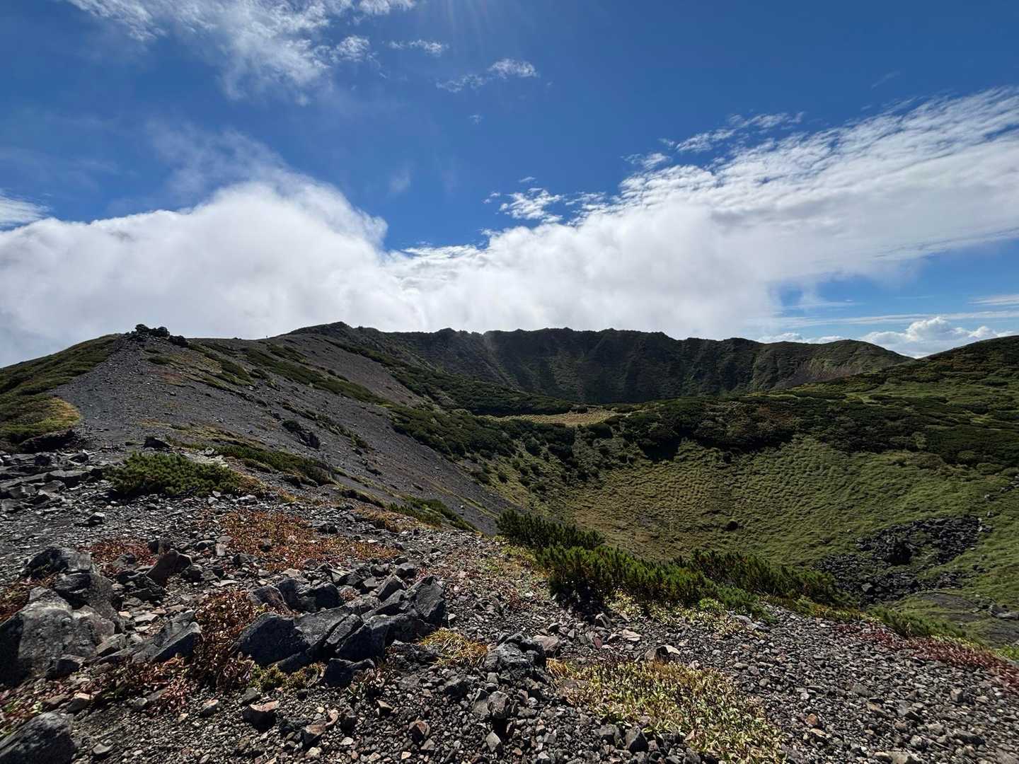 外輪歩きは楽しい！
ガスが抜けて山頂方向が見えた！
