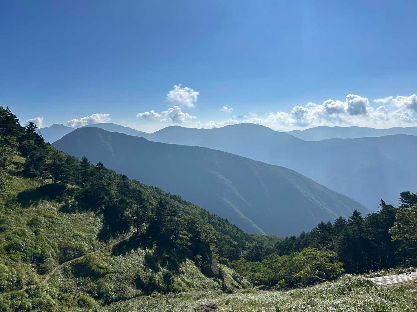 左に笊ヶ岳が見えます✨✨

こんなにのんびりした山行は本当に久しぶりです。