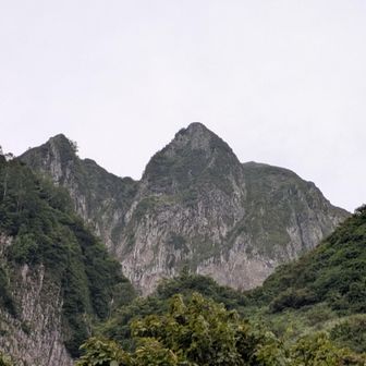 見事な岩壁三銃士！
１番左手が雨飾山かな……