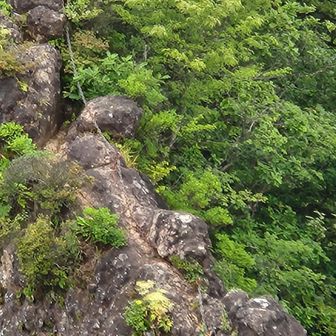 中ノ岳へ続く岩場
東岳山頂から肉眼で鎖が確認できます。