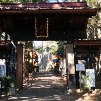 門をくぐります。今日はやや人が多いようだ。