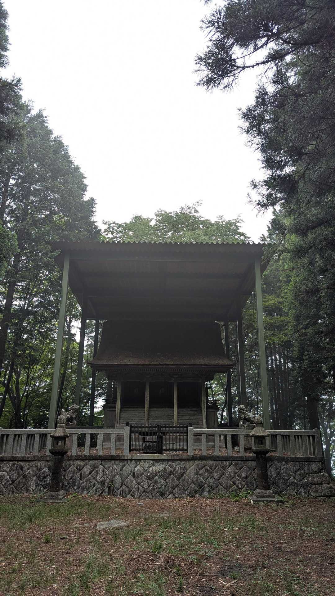 おや、屋根がある。　
藁葺き屋根の保護ですかね。