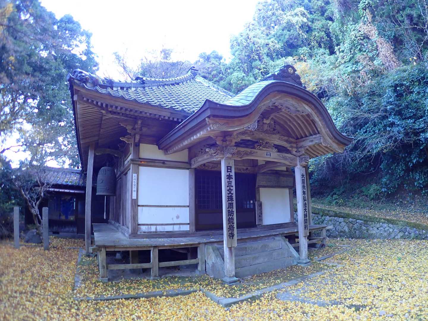 ひっそりと