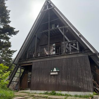 高谷池ヒュッテに立ち寄り。綺麗な山小屋です