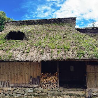 木ノ芽峠で代々茶屋番を務めてきた歴史的な茅葺き屋根の前川家