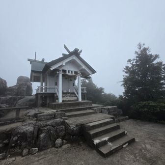 宝満山▲頂上はトレランの集団がうるさかった😅遺影はイエーイが始まりとか（最高の笑顔を明るく残す新しい遺影のスタイルはあるようです）写真撮る度にイエーイみたいな🙄
