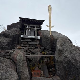 高峰神社。もちろん前掛山ほどではないけど、こちらもそこそこ人がいて意外。