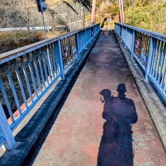 お昼ちょっと過ぎなのに影が長い、、冬至10日前って言って今が日没が一番早いですよ、、冬至の頃には日没は少し遅くなる（その代わり日の出が遅い）
この季節は早目のスタート、早目の下山がBetter👍