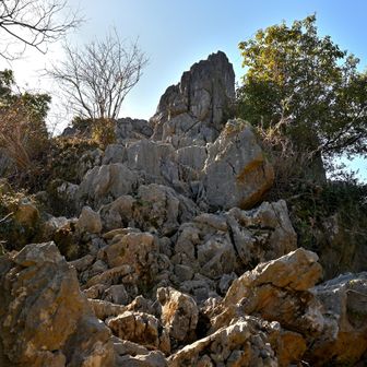 立須（たちす）標高378ｍ
石灰岩の岩峰を登ります