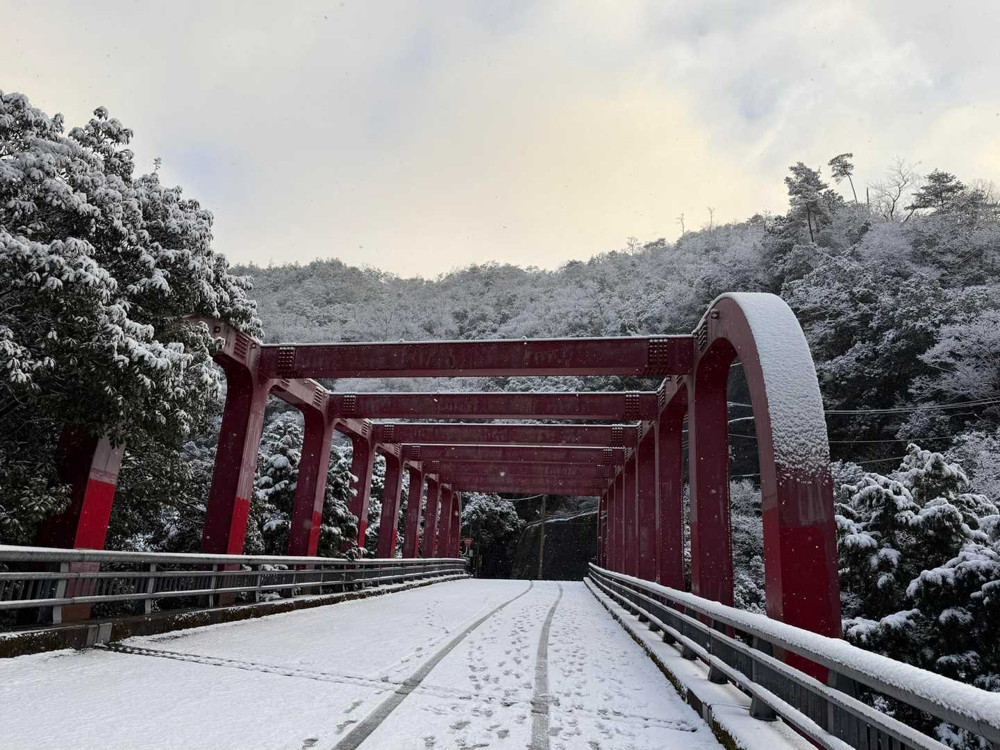 橋の上は凍ってるっぽいので、ゆっくり転ばない様に。