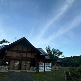 気温8℃、鶯の大合唱の中、管理棟前からスタート！