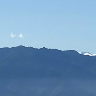 中央アルプス。
真ん中の少し尖った山が宝剣岳。
右の少し窪んだところに富士山の頭が見える。