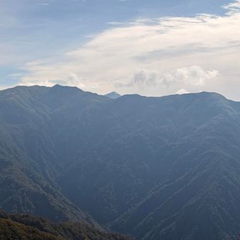 西朝日岳〜袖朝日岳にひょっこり大朝日岳😄
