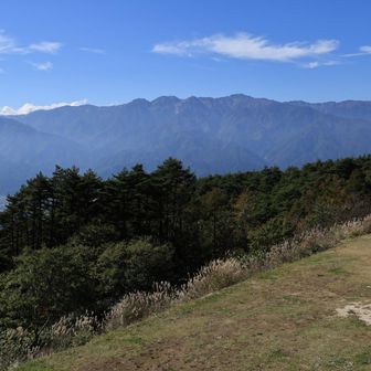 細い道をなるべく避ける為、先に国道で駒ヶ根→中川村迄南下し、クルマでサクッと陣馬形山キャンプ場へ🚙第2駐車場に停める事ができましたが、ほぼ満車に近いカンジで賑わっていました😇道中、所々細くて離合しにくい箇所あり⚠️