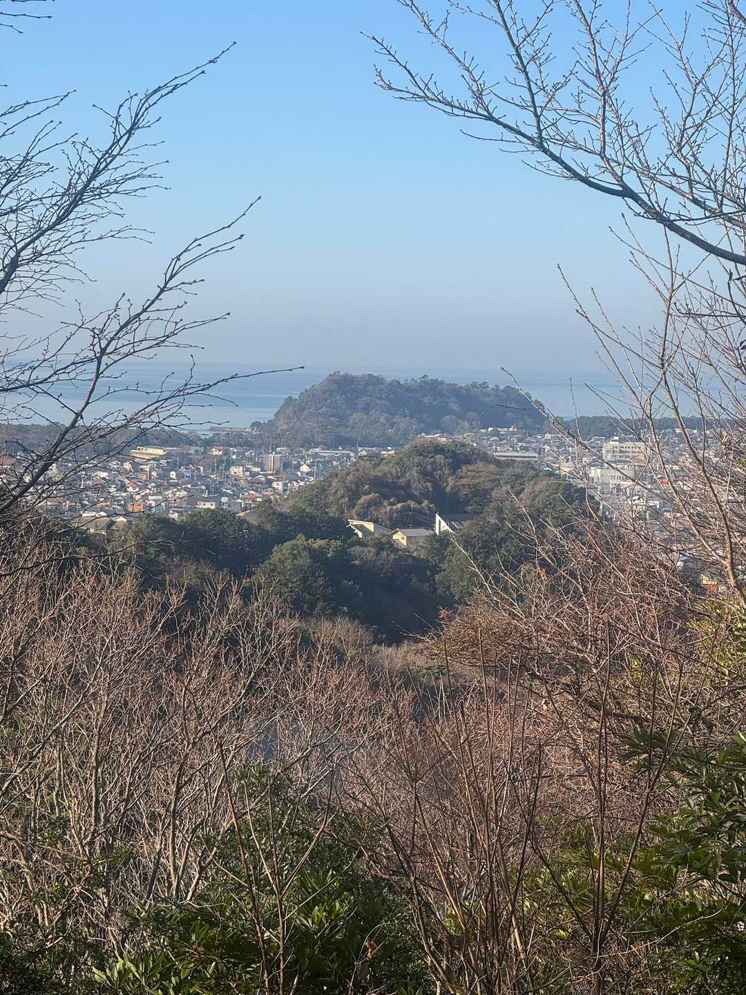 稜線からの沼津海岸独立峰！　牛臥山(うしぶせ)