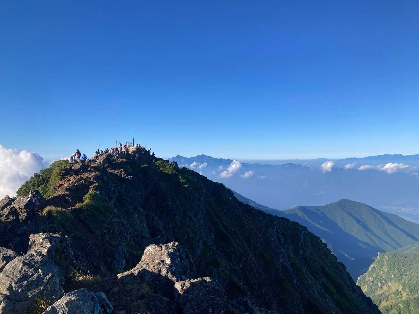赤岳頂上山荘からの景色
すごいロケーションだし、こんな高山の山頂に建つ小屋ってすごいなー
いやーこれは泊まりたい。本当に。