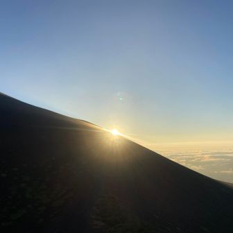やっと山肌から、陽が昇ってきた