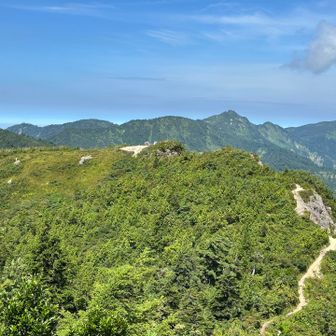三方岩岳側から振り返ると、展望台でくつろぐ登山者の姿が見えます。
向かって右側の岩壁側に見える道が、展望台から辿ってきたルート。まずまず急な勾配です。