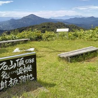 刈羽黒姫山、右は尾神山？
遠くに妙高など
ここで4999座