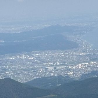 相模湾展望広場から　遠くが横浜と東京　残念ながら良く見えなかった