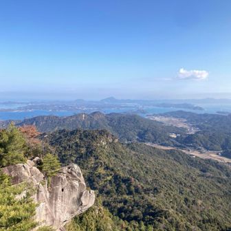 一番手前が太郎丸岳でその奥が昨日登った千嚴山