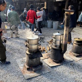 焚き火でもち米炊きよる🔥
すげーーーっ美味そう🥳