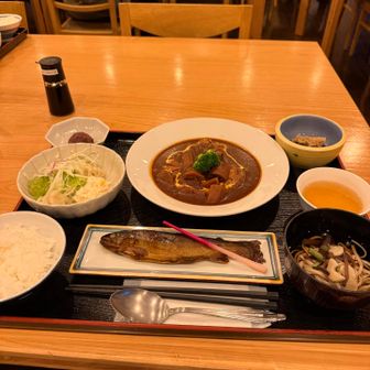 ？！

キャンパー夕食頼みに行ったら、
今夜相部屋でよければベッドが一つ空いてる
という悪魔の囁きに負けました