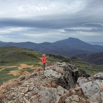 後ろ、安比〜八幡平〜岩手山までの裏岩手50キロトレイル。歩いたのは3年前、岩手山から下山した翌日に入山規制となった年でした。あの時は本当に運が良かったと思ったし、2度目のチャレンジだったのもあって(1度目は体調不良で撤退)思い出深い縦走となりました。

⚠️今年、岩手山は2年ぶりに(一部ルートを除いて)登れるように。