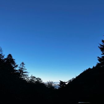 遠くに山が見える