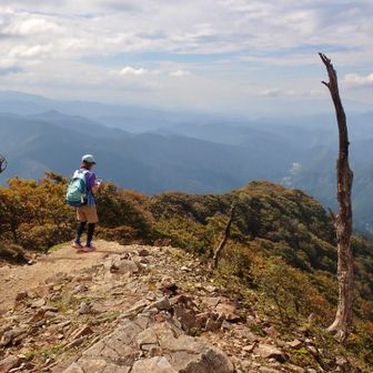 さて、下山はたかすみ温泉へのいつものコース
眺めの良い稜線を降ります
霧氷シーズンは風で飛ばされそうになるところ
どこまでも穏やかです