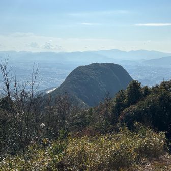 ニノ岳と左下に少しだけ見える一の岳