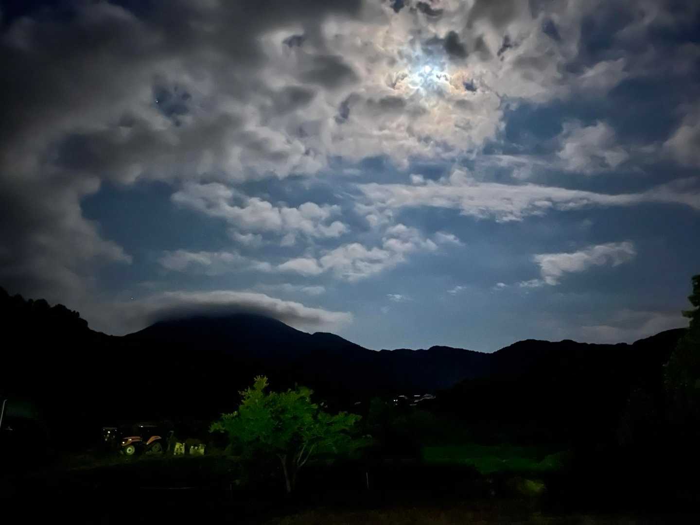 施設はとても綺麗で、お湯の温度も丁度良かった。
スタッフさんに訊いてみると、登山後浸かる人が多いとの事。
浮嶽攻略の折には、また使用させて頂きます🙇‍♂️
駐車場ありがとうございました🙇‍♂️