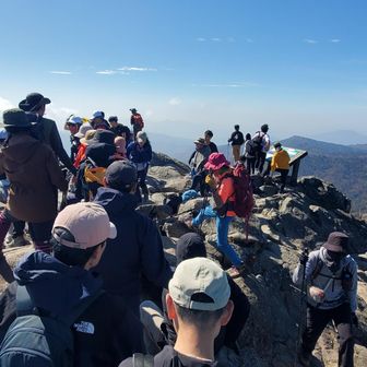 山頂はたくさんの人、人、、写真を撮るのも10分待ちでした