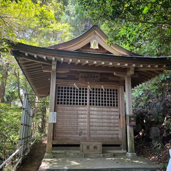 五井山・宮路山・御堂山 神社の裏から出てきます