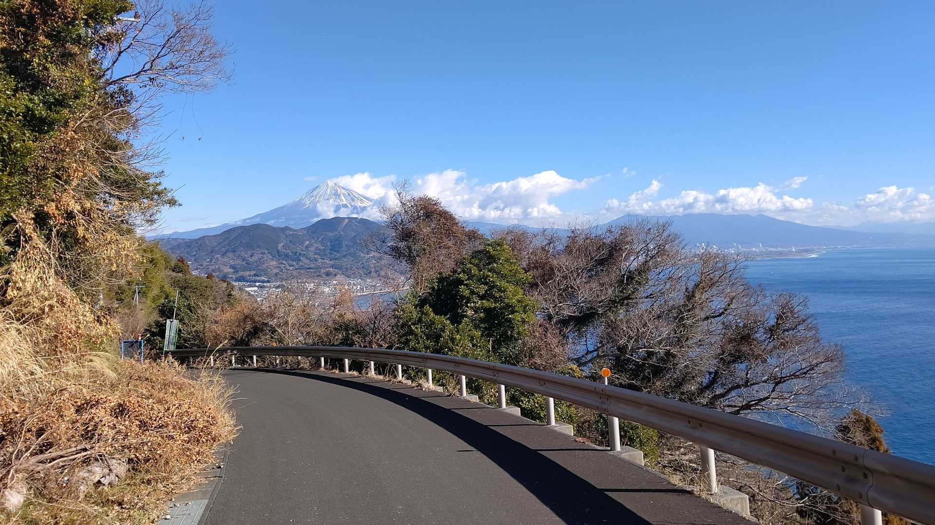 車道を横切ると富士山が近づいてきました。