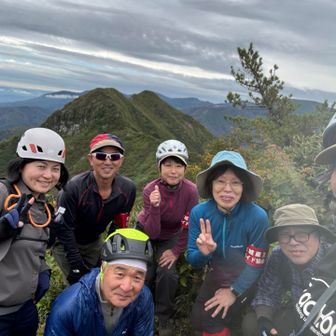 山頂から少し南へ行くと　南雁戸山