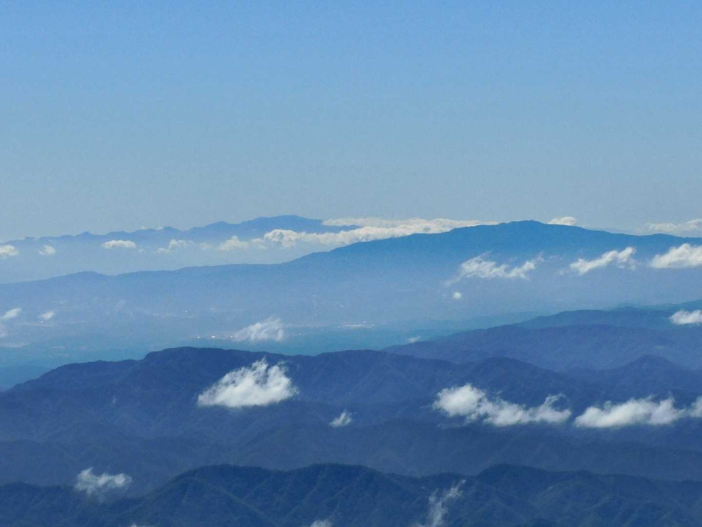 遠くに蔵王連峰が見えました。右は葉山。