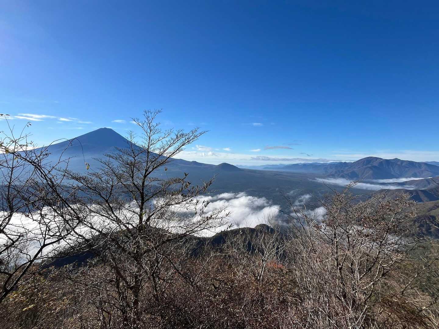 しばらく登って、やっと木々に
邪魔されない富士山🗻
この時点では西湖は雲☁️で隠れてました