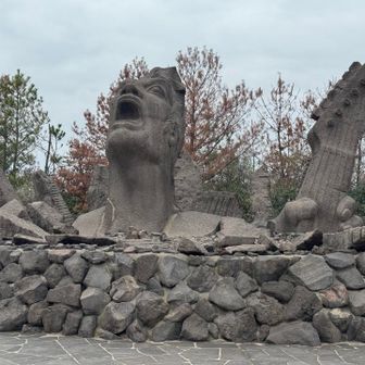 巨大化させられた上に石化された像