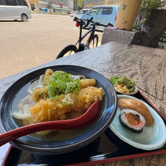かかしうどんで昼食、外のテーブル。