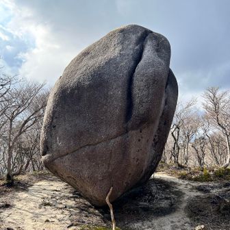 桃岩。結構迫力があって一回見て下さい👍
オススメ！これもいつか倒れるかなぁ。