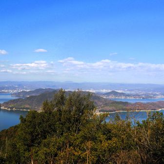 山頂からの北側の眺め．．．手前の木が邪魔だがすぐ向こうの島が百島、その向こうが浦崎半島、その奥が松永湾。