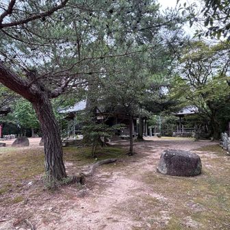 山頂にはお寺がありました。
さて、下りよう